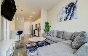 Living area - The Blissful Downtown Retreat (Houston)