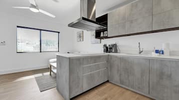 Refrigerador con freezer, microondas, horno, placa de cocina