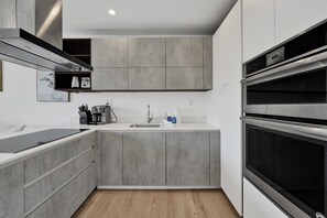 Business Apartment | Private kitchen | Full-size fridge, microwave, oven, stovetop - WAVES ON WALNUT (Hollywood)