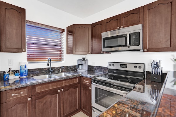 Refrigerador con freezer, microondas, horno, placa de cocina