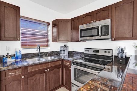 Geladeira grande, micro-ondas, fogão, cooktop