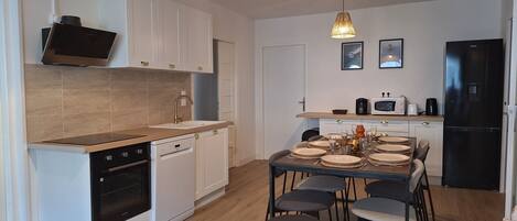 Réfrigérateur, micro-ondes, four, plaque de cuisson