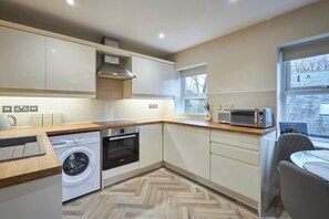 Jääkaappi, mikroaaltouuni, uuni, liesi