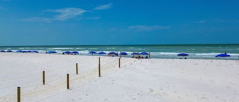 På stranden