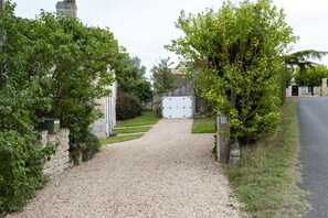Property grounds - Chaleureux, Intimiste, Proche de ST Emilion, 6 à 8 Personnes, Équipement Bébé, (Mauriac)