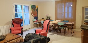 Dining - Chaleureux, Intimiste, Proche de ST Emilion, 6 à 8 Personnes, Équipement Bébé, (Mauriac)