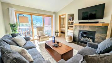 Smart TV, fireplace, stereo