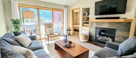 Smart TV, chimenea y estéreo