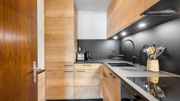 Réfrigérateur, four, lave-vaisselle, cafetiÚre/bouilloire