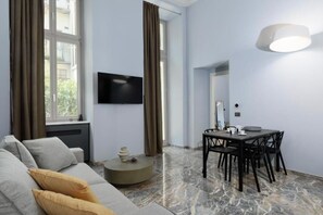 TV - Superior King Suite-Q71 TIMELESS SUITES (Torino)