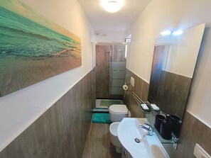 Dusche, Haartrockner, Bidet, Handtücher