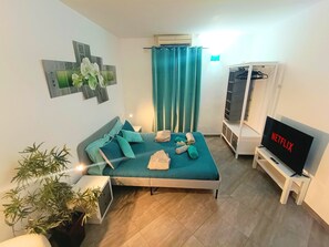 1 soverom, safe på rommet, skrivebord og strykejern/-brett