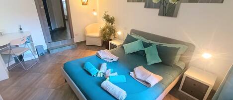 1 bedroom, in-room safe, desk, iron/ironing board