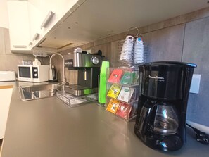 Fridge, microwave, oven, stovetop - [12 min to city center / 6 min to Trastevere] Studio Master Suite (Roma)