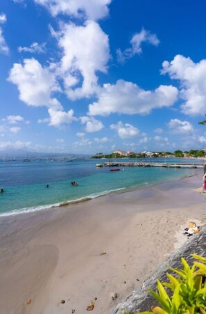 Playa en los alrededores y toallas de playa 