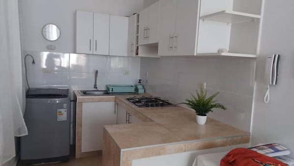 Microwave, coffee/tea maker, electric kettle, toaster