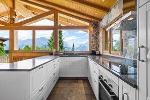 Kjøleskap, mikrobølgeovn, ovn og oppvaskmaskin