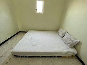 Standard Double Room | Desk, bed sheets - OYO Life 92982 Kost Berkah Ibu (Singasari)