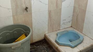 Doppia Standard | Bagno | Doccia, asciugamani, sapone