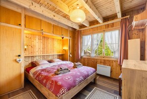 4 bedrooms, iron/ironing board, free WiFi, bed sheets