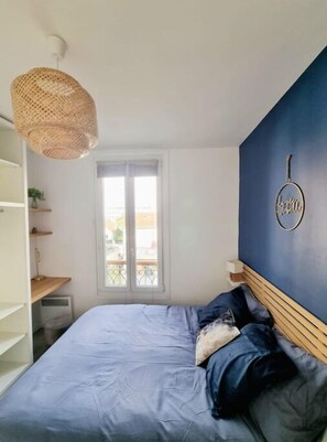 1 sovrum, skrivbord, strykjärn/strykbräda och resesäng