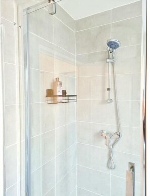 Dusche, Haartrockner, Handtücher, Seife