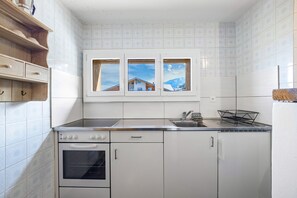 Réfrigérateur, four, plaque de cuisson, cafetiÚre/bouilloire