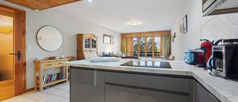 Kühlschrank, Mikrowelle, Ofen, Geschirrspüler