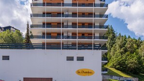 En bygning med flere etager, altaner og et skilt med teksten "Le Chateau".