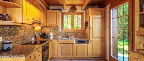 Kühlschrank, Ofen, Geschirrspüler, Wasserkocher mit Kaffee-/Teezubehör