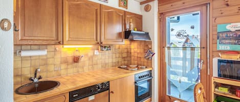 Réfrigérateur, four, lave-vaisselle, cafetière/bouilloire