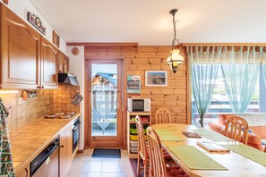 Fridge, oven, dishwasher, coffee/tea maker