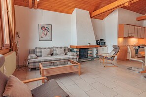 Una televisión, una chimenea