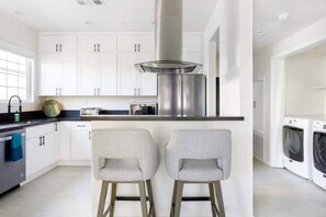 Microwave, oven, stovetop, dishwasher - NoHo Toluca Lake Luxury Near Universal Studios (Los Angeles)