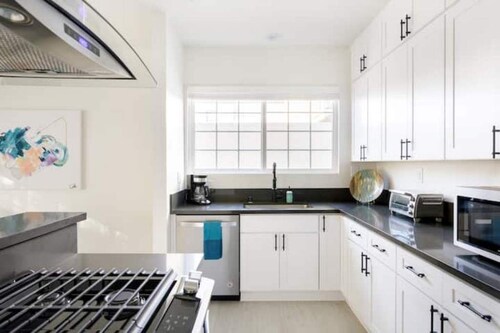 Hollywoodland Suite Built in Exquisite Contemporary Style