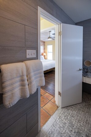 1 室のベッドルーム、デスク、アイロン / アイロン台、旅行用ベビーベッド