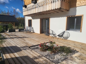 Terrace/patio - "Mi Neige" Appartement Neuf à la Montagne, Grande Terrasse, au RDC D'un Chalet (Arâches-la-Frasse)