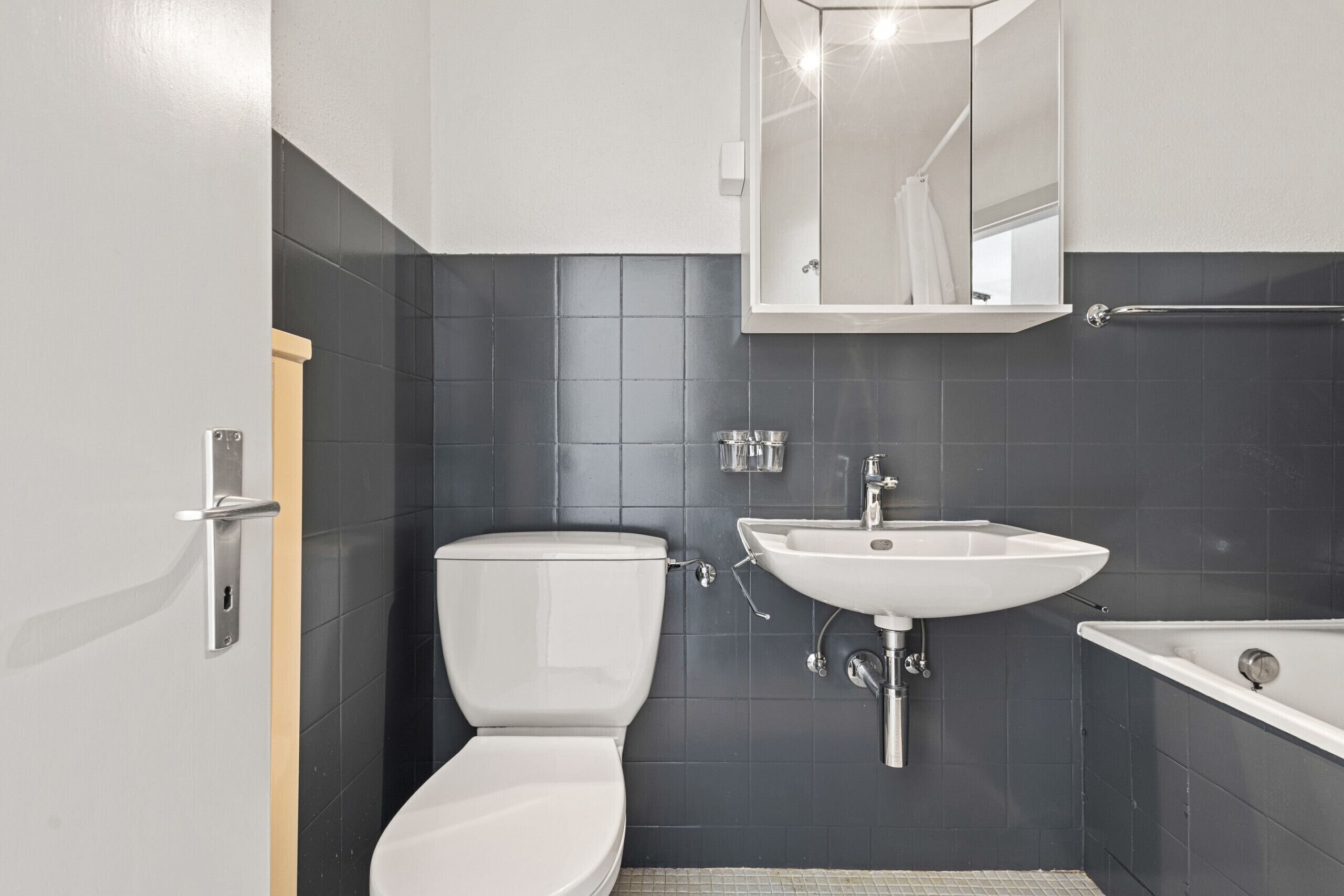 Ein Badezimmer mit Toilette, Waschbecken und Badewanne.