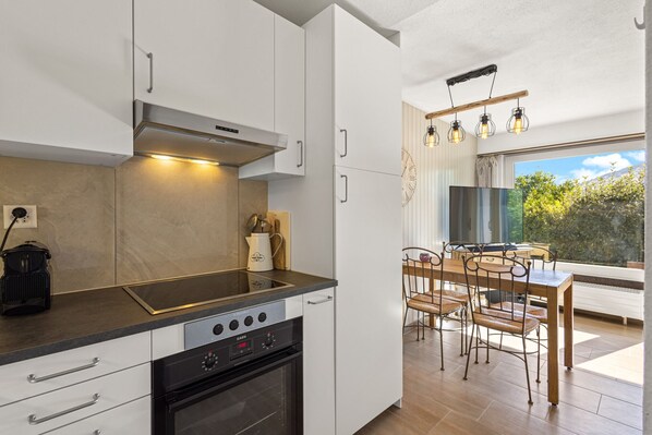 Fridge, oven, stovetop, dishwasher