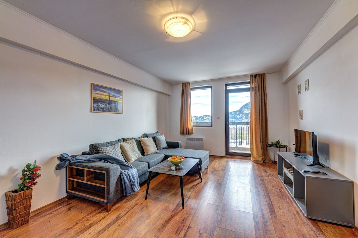Standaard appartement | Woonruimte | Een 42-inch flatscreentelevisie met kabelzenders