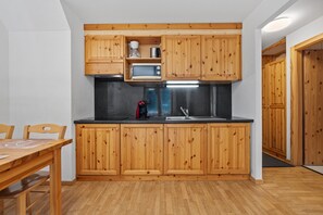Kühlschrank, Mikrowelle, Geschirrspüler, Wasserkocher