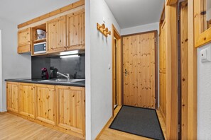 Kühlschrank, Mikrowelle, Geschirrspüler, Wasserkocher