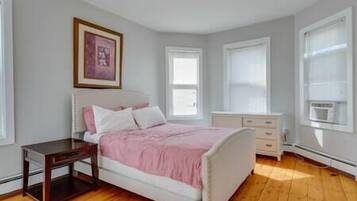 3 bedrooms, iron/ironing board, travel crib, WiFi