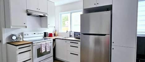 Frigorífico, microondas, horno y placa de cocina
