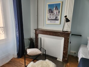 Business Double Room | Premium bedding, memory foam beds, free WiFi - LE ZOLA (Bourges)