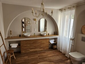 Deluxe Double Room | Bathroom | Hair dryer, towels, soap, toilet paper - LE ZOLA (Bourges)