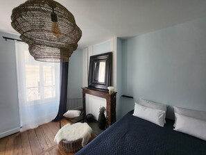 Business Double Room | Premium bedding, memory-foam beds, free WiFi - LE ZOLA (Bourges)