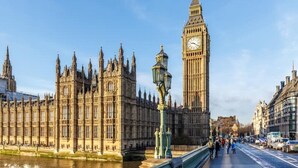 A historic building with Gothic architecture, a prominent clock tower, and a river in the foreground. - Modern apartment in fantastic Central London (London)