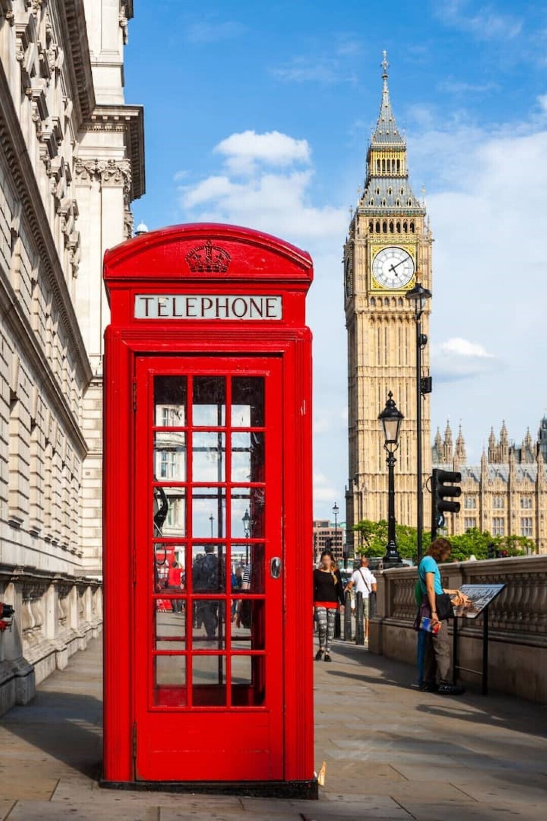 Una cabina telefónica roja frente a la torre del reloj Big Ben.