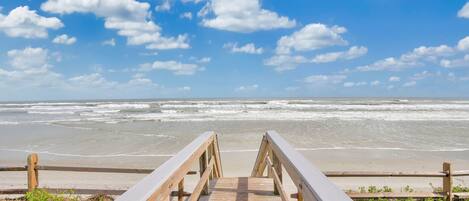 Vlak bij het strand, ligstoelen aan het strand, strandlakens